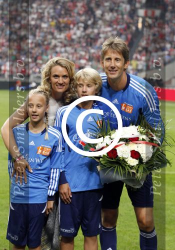 Amsterdam 3 augustus 2011
Afscheidswedstrijd Edwin v d Sar in Arena . Edwin met zijn vrouw Annemarie en kinderen Joe en Lynn
Peter Smulders bv