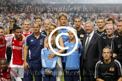 Amsterdam 3 augustus 2011
Afscheidswedstrijd Edwin v d Sar in Arena . Edwin met zijn vrouw Annemarie en kinderen Joe en Lynn
Peter Smulders bv