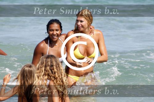 Ibiza 10 augustus 2011
Estelle en Joelle Gullit op vakantie op ibiza. Ruud en Maxim zijn samen naar Zuid Afrika voor een voetbaltournooi.
Peter Smulders bv
