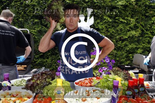 Aalsmeer 9 juli 2011
BBQ van Gerard Joling met fans bij hem thuis. 
Peter Smulders bv