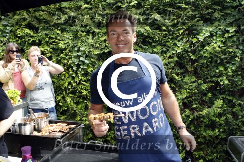 Aalsmeer 9 juli 2011
BBQ van Gerard Joling met fans bij hem thuis. 
Peter Smulders bv
