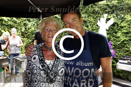 Aalsmeer 9 juli 2011
BBQ van Gerard Joling met fans bij hem thuis. Gerard met moeder
Peter Smulders bv