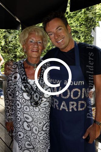 Aalsmeer 9 juli 2011
BBQ van Gerard Joling met fans bij hem thuis. Gerard met moeder
Peter Smulders bv