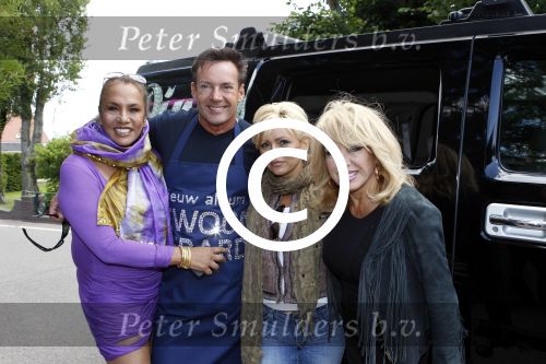 Aalsmeer 9 juli 2011
BBQ van Gerard Joling met fans bij hem thuis. Gerard met de diva\'s Patty Brard Patricia Paay en Tatjana
Peter Smulders bv