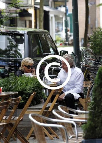 Amsterdam 11 juli 2011
Hans en Connie Breukhoven eten broodje op de cornelis schuytstraat.
Peter Smulders bv