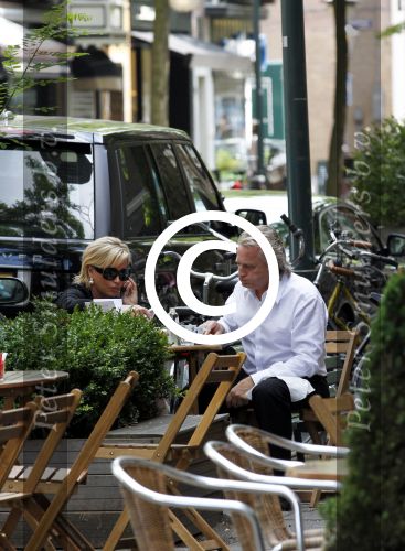 Amsterdam 11 juli 2011
Hans en Connie Breukhoven eten broodje op de cornelis schuytstraat.
Peter Smulders bv