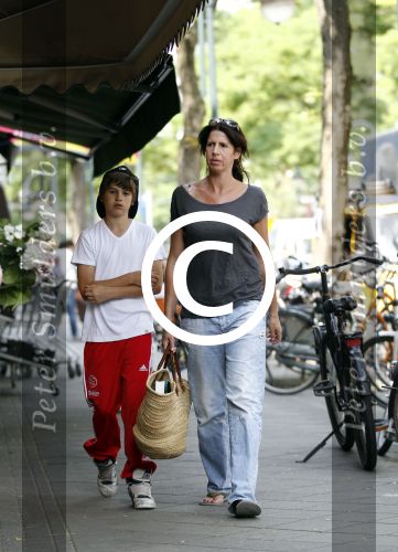 Amsterdam 12 juli 2011
Isa Hoes met zoon Merlijn op de cornelis schuytstraat.
Peter Smulders bv
