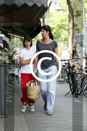 Amsterdam 12 juli 2011
Isa Hoes met zoon Merlijn op de cornelis schuytstraat.
Peter Smulders bv