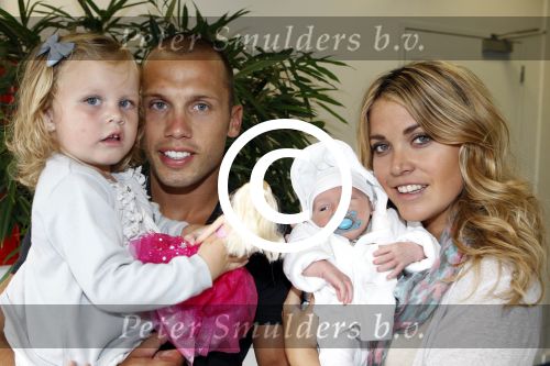 Schiphol Oost 6 juli 2011
John en Charlotte Sophie Heitinga landen op schiphol oost met hun  dochter Jezebel en pas geboren baby zoontje Lennon.
Peter Smulders bv