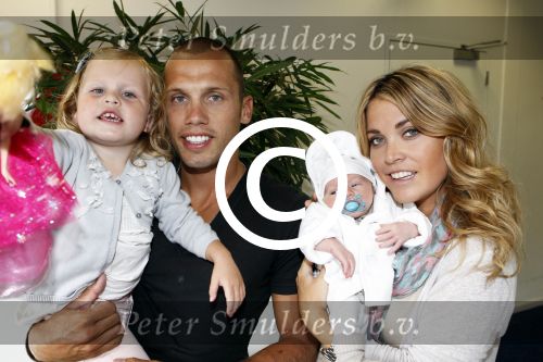 Schiphol Oost 6 juli 2011
John en Charlotte Sophie Heitinga landen op schiphol oost met hun  dochter Jezebel en pas geboren baby zoontje Lennon.
Peter Smulders bv