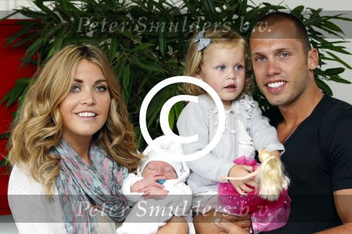 Schiphol Oost 6 juli 2011
John en Charlotte Sophie Heitinga landen op schiphol oost met hun  dochter Jezebel en pas geboren baby zoontje Lennon.
Peter Smulders bv