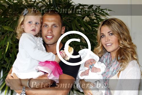 Schiphol Oost 6 juli 2011
John en Charlotte Sophie Heitinga landen op schiphol oost met hun  dochter Jezebel en pas geboren baby zoontje Lennon.
Peter Smulders bv