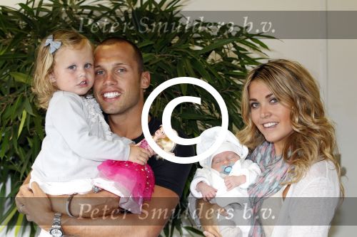 Schiphol Oost 6 juli 2011
John en Charlotte Sophie Heitinga landen op schiphol oost met hun  dochter Jezebel en pas geboren baby zoontje Lennon.
Peter Smulders bv