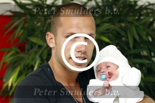 Schiphol Oost 6 juli 2011
John en Charlotte Sophie Heitinga landen op schiphol oost met hun  dochter Jezebel en pas geboren baby zoontje Lennon.
Peter Smulders bv