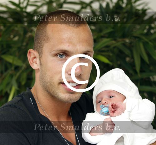 Schiphol Oost 6 juli 2011
John en Charlotte Sophie Heitinga landen op schiphol oost met hun  dochter Jezebel en pas geboren baby zoontje Lennon.
Peter Smulders bv