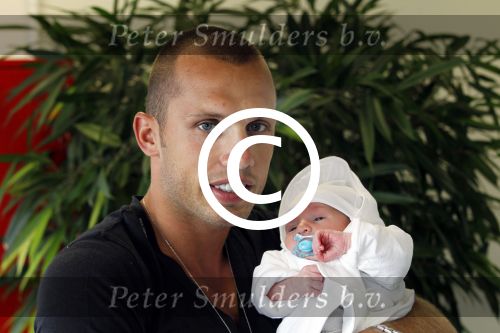 Schiphol Oost 6 juli 2011
John en Charlotte Sophie Heitinga landen op schiphol oost met hun  dochter Jezebel en pas geboren baby zoontje Lennon.
Peter Smulders bv