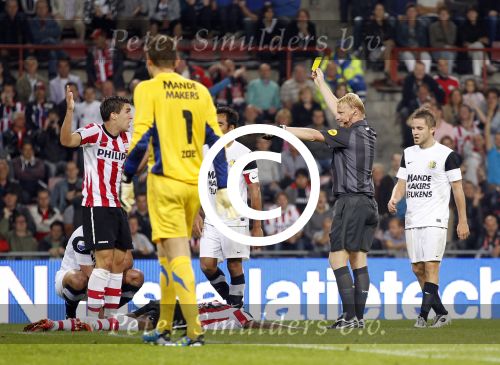 Eindhoven, 13 Augustus 2011
Kompetitiewedstrijd PSV-RKC, eindstand 1-0
Seizoen 2011/2012
Kevin Strootman krijgt een gele kaart van scheidsrechter Kevin Blom
Foto Junior Smulders