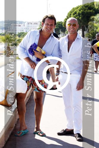 Cannes 14 juli 2011
Leco v Zadelhoff en vriend Rob op het strand van Cannes.
Peter Smulders bv