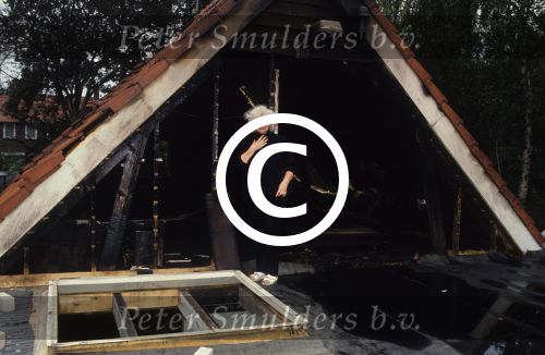 Leende Strijp 29 September 1990 Marie Cecile Moerdijk bij haar uitgebrande boerderij