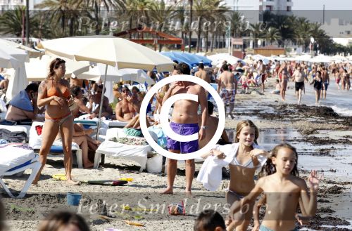 Ibiza 26 juli 2011
Wendy v Dijk met Erland Galjaard en Sem en Lizzy op het strand. Ook Martijn Amanda Bickel Jasmijn Achilles en Michelle Krabbe zijn aanwezig bij coco beach.
Peter Smulders bv