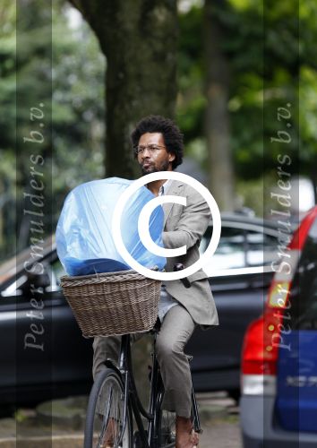 Amsterdam 20 juli 2011
Acteur Mike Libanon op de fiets.
Peter Smulders bv
