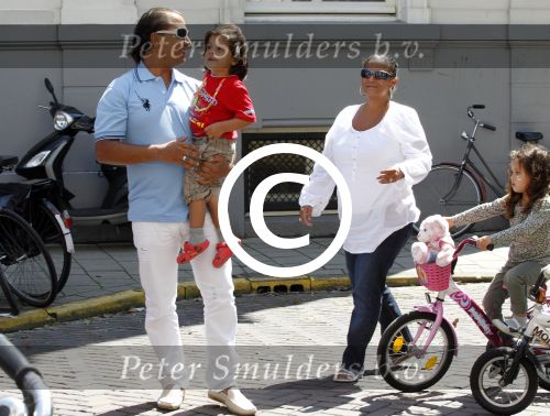 Amsterdam 15 juli 2011
Constanza Breukhoven en haar man Mohammed halen hun kinderen op bij moeder Connie Breukhoven en Shanna. Connie woont in huis op de pc hooftstraat
Peter Smulders bv