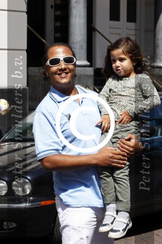 Amsterdam 15 juli 2011
Constanza Breukhoven en haar man Mohammed halen hun kinderen op bij moeder Connie Breukhoven en Shanna. Connie woont in huis op de pc hooftstraat
Peter Smulders bv