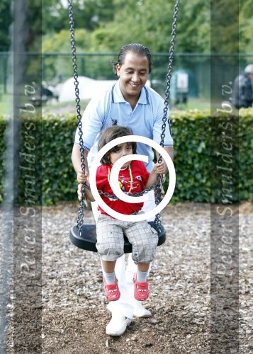 Brabant 15 juli 2011
Constanza Breukhoven en haar man Mohammed met kinderen Soraiya en Semmy in de speeltuin.
Peter Smulders bv