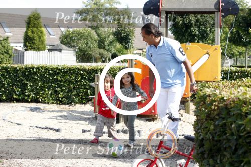Brabant 15 juli 2011
Constanza Breukhoven en haar man Mohammed met kinderen Soraiya en Semmy in de speeltuin.
Peter Smulders bv