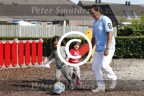 Brabant 15 juli 2011
Constanza Breukhoven en haar man Mohammed met kinderen Soraiya en Semmy in de speeltuin.
Peter Smulders bv