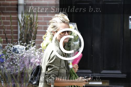 Amsterdam, 19 Augustus 2011
Nikki Plessen met een bos bloemen
Foto Peter Smulders BV