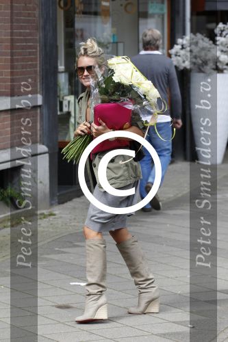 Amsterdam, 19 Augustus 2011
Nikki Plessen met een bos bloemen
Foto Peter Smulders BV