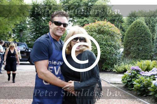 Aalsmeer 9 juli 2011
BBQ van Gerard Joling met fans bij hem thuis. Gerard met de diva\'s Patty Brard Patricia Paay en Tatjana
Peter Smulders bv