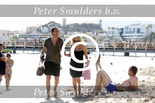 Cannes 14 juli 2011
Patricia Paay en Nicky v Dam op het strand van Cannes.
Peter Smulders bv