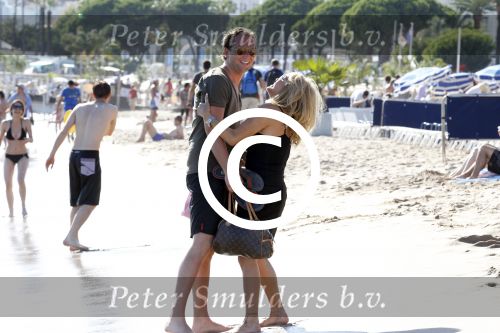 Cannes 14 juli 2011
Patricia Paay en Nicky v Dam op het strand van Cannes.
Peter Smulders bv