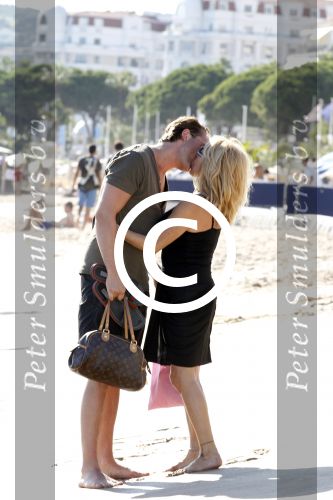 Cannes 14 juli 2011
Patricia Paay en Nicky v Dam op het strand van Cannes.
Peter Smulders bv