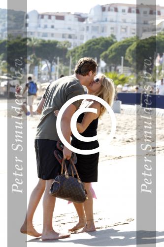 Cannes 14 juli 2011
Patricia Paay en Nicky v Dam op het strand van Cannes.
Peter Smulders bv