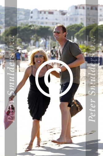 Cannes 14 juli 2011
Patricia Paay en Nicky v Dam op het strand van Cannes.
Peter Smulders bv