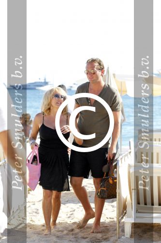 Cannes 14 juli 2011
Patricia Paay en Nicky v Dam op het strand van Cannes.
Peter Smulders bv