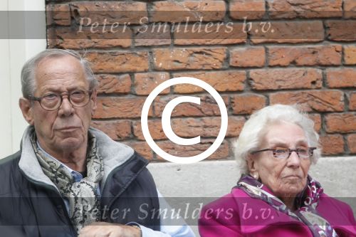 Amsterdam, 19 Juli 2011
Piet Romer msamen met zijn vrouw en hulp voor zijn huis
druk bellend.
Foto Peter Smulders BV