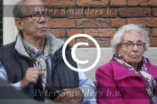 Amsterdam, 19 Juli 2011
Piet Romer msamen met zijn vrouw en hulp voor zijn huis
druk bellend.
Foto Peter Smulders BV