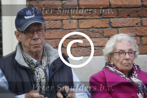 Amsterdam, 19 Juli 2011
Piet Romer msamen met zijn vrouw en hulp voor zijn huis
druk bellend.
Foto Peter Smulders BV