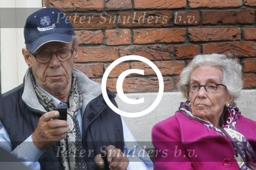 Amsterdam, 19 Juli 2011
Piet Romer msamen met zijn vrouw en hulp voor zijn huis
druk bellend.
Foto Peter Smulders BV