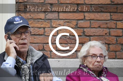 Amsterdam, 19 Juli 2011
Piet Romer msamen met zijn vrouw en hulp voor zijn huis
druk bellend.
Foto Peter Smulders BV