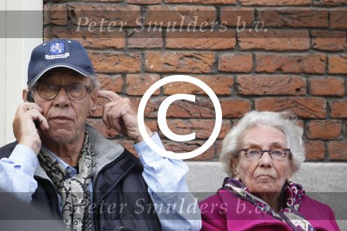 Amsterdam, 19 Juli 2011
Piet Romer msamen met zijn vrouw en hulp voor zijn huis
druk bellend.
Foto Peter Smulders BV