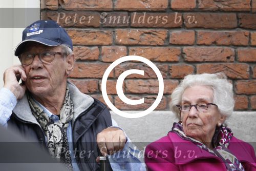Amsterdam, 19 Juli 2011
Piet Romer msamen met zijn vrouw en hulp voor zijn huis
druk bellend.
Foto Peter Smulders BV