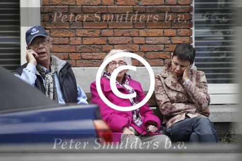 Amsterdam, 19 Juli 2011
Piet Romer msamen met zijn vrouw en hulp voor zijn huis
druk bellend.
Foto Peter Smulders BV