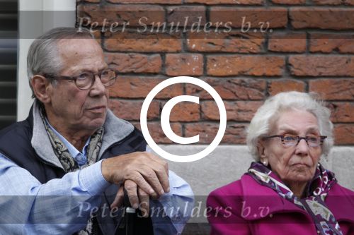 Amsterdam, 19 Juli 2011
Piet Romer msamen met zijn vrouw en hulp voor zijn huis
druk bellend.
Foto Peter Smulders BV
