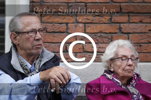 Amsterdam, 19 Juli 2011
Piet Romer msamen met zijn vrouw en hulp voor zijn huis
druk bellend.
Foto Peter Smulders BV