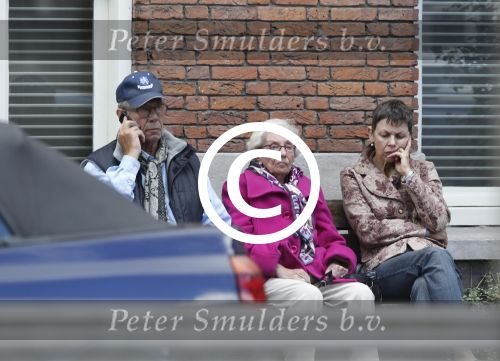 Amsterdam, 19 Juli 2011
Piet Romer msamen met zijn vrouw en hulp voor zijn huis
druk bellend.
Foto Peter Smulders BV